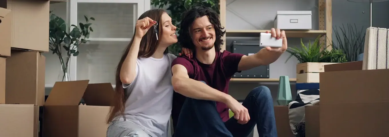GRATIS HUURWONING PLATFORM - Couple getting a selfie